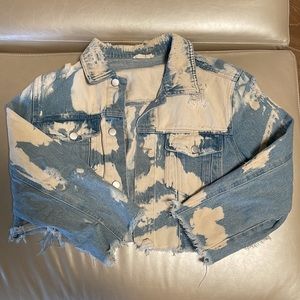 Cropped denim jacket with white design
